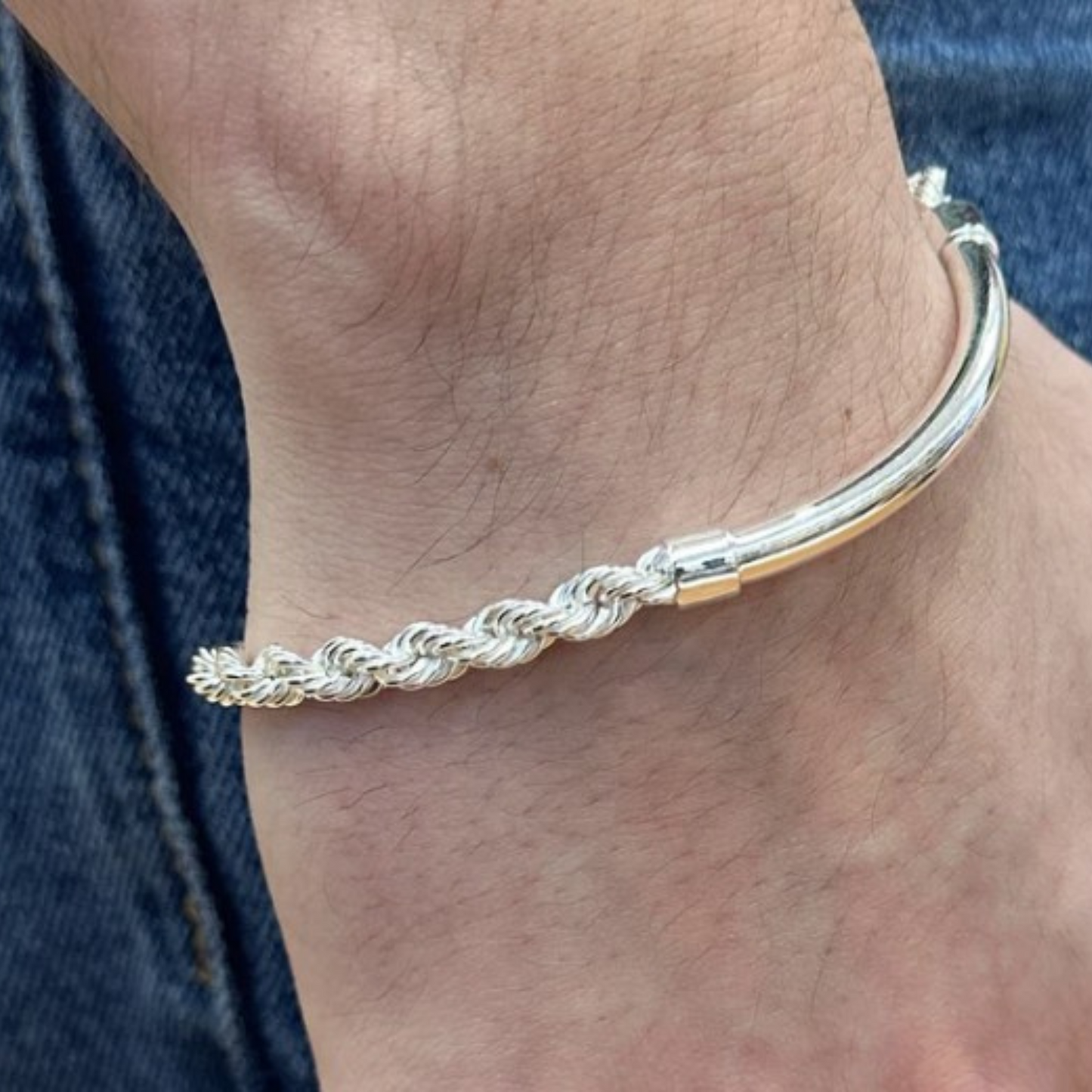 Sterling silver 4mm hollow rope bracelet with round bar design, Polished silver rope chain bracelet featuring a smooth round bar centerpiece, 4mm hollow sterling silver rope bracelet with round bar accent, displayed flat, Men’s or unisex sterling silver hollow rope bracelet with rounded bar detail, Close-up of 4mm silver hollow rope bracelet with center bar on white background.